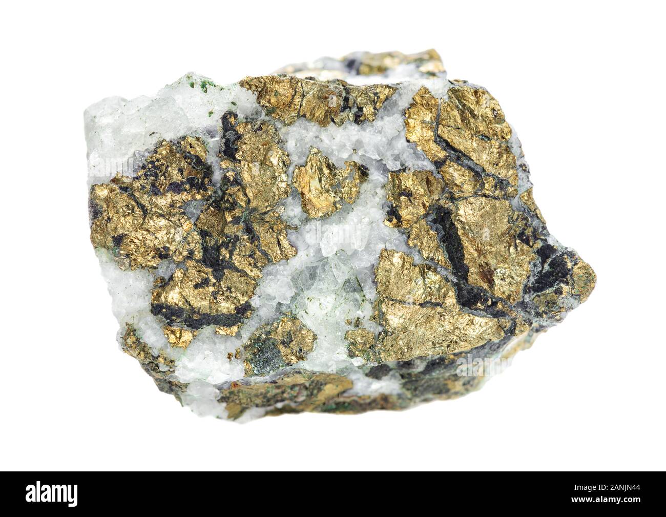 Inclusions de chalcopyrite dans quartz isolé sur un fond blanc ; la prise de vue macro de roche naturelle collection Banque D'Images