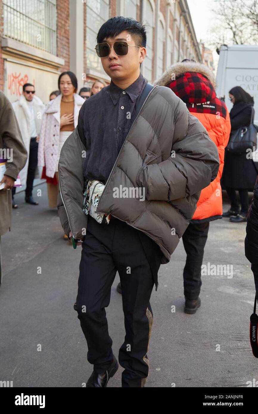 MILAN, ITALIE - 13 janvier 2019 : l'homme avec veste matelassée gris et des  lunettes avant Fendi fashion show, Milan Fashion Week street style Photo  Stock - Alamy