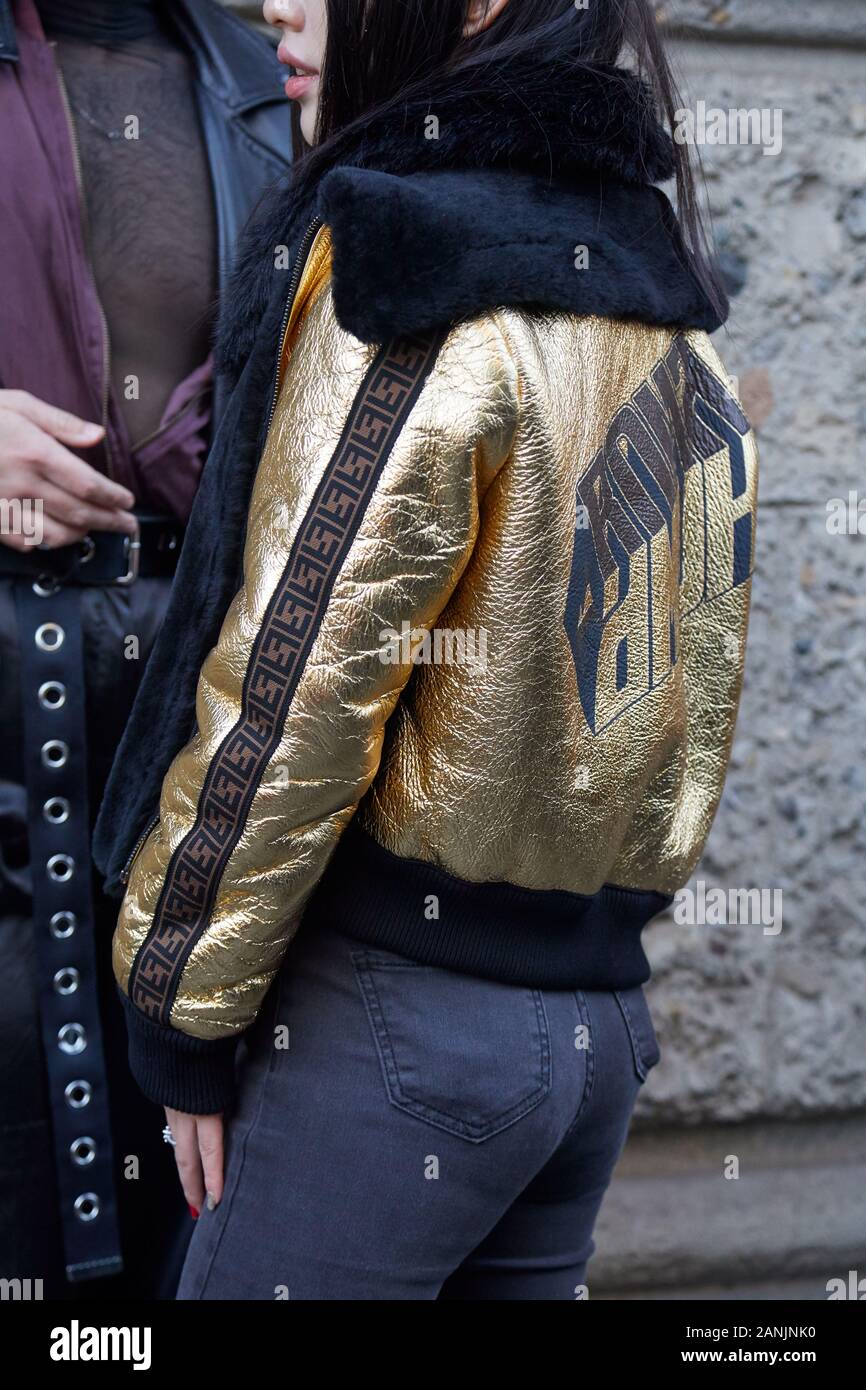 MILAN, ITALIE - 13 janvier 2019 : Femme avec golden Fendi veste et pantalon  gris avant de Reshake fashion show, Milan Fashion Week street style Photo  Stock - Alamy