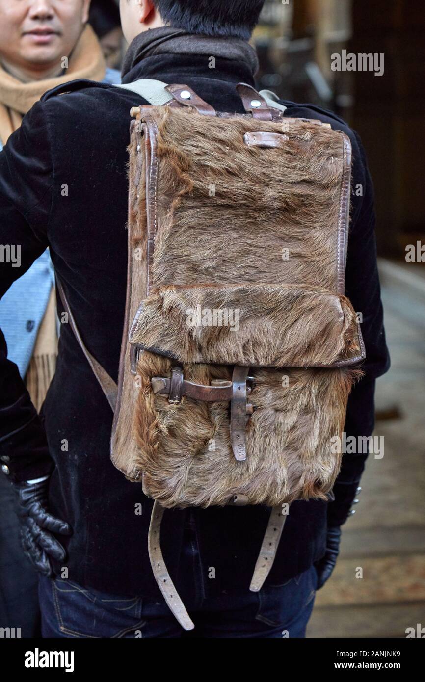 MILAN, ITALIE - 13 janvier 2019 : l'homme avec un pelage brun sac à dos avant de Reshake fashion show, Milan Fashion Week street style ? Banque D'Images