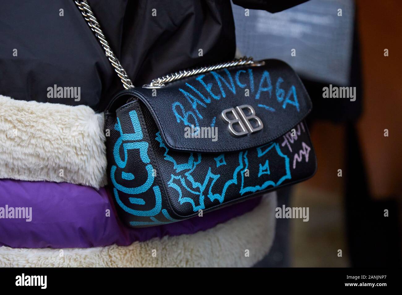 MILAN, ITALIE - 13 janvier 2019 : Femme avec Balenciaga sac à main en cuir  noir avec écriture bleu avant de Reshake fashion show, Milan Fashion Week  street sty Photo Stock - Alamy