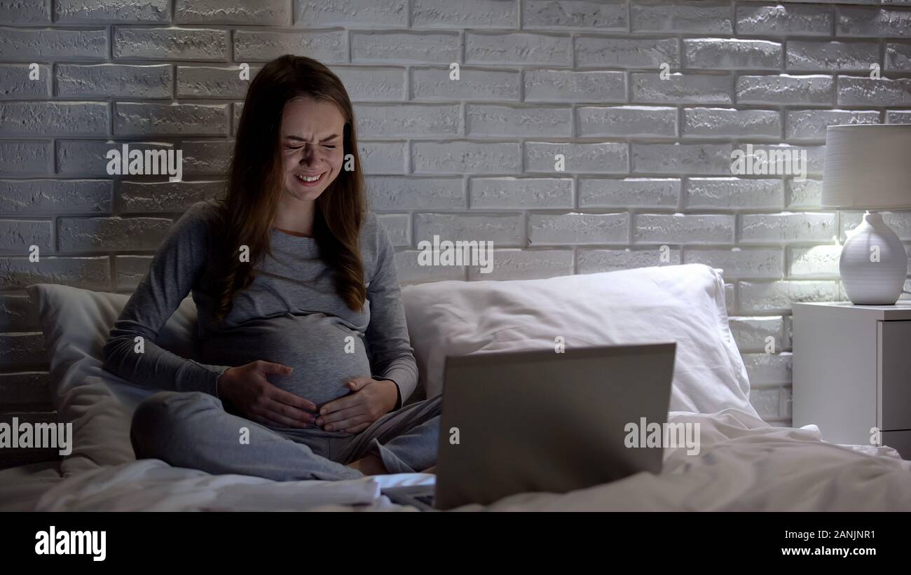 Femme enceinte de pleurer en regardant le théâtre, l'augmentation de l'émotivité, les hormones Banque D'Images