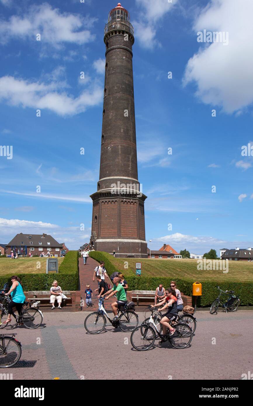 Les cyclistes vélo passé Borkum grande lumière savent également comme nouveau phare Borkum Banque D'Images