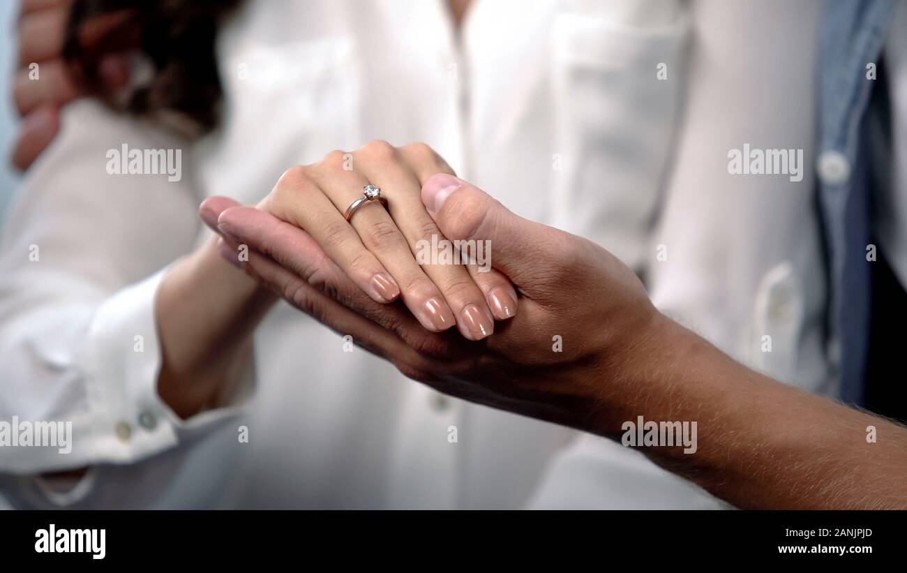 L homme tenant tendrement la main avec bague de fiancailles fiance future famille l amour Photo Stock Alamy