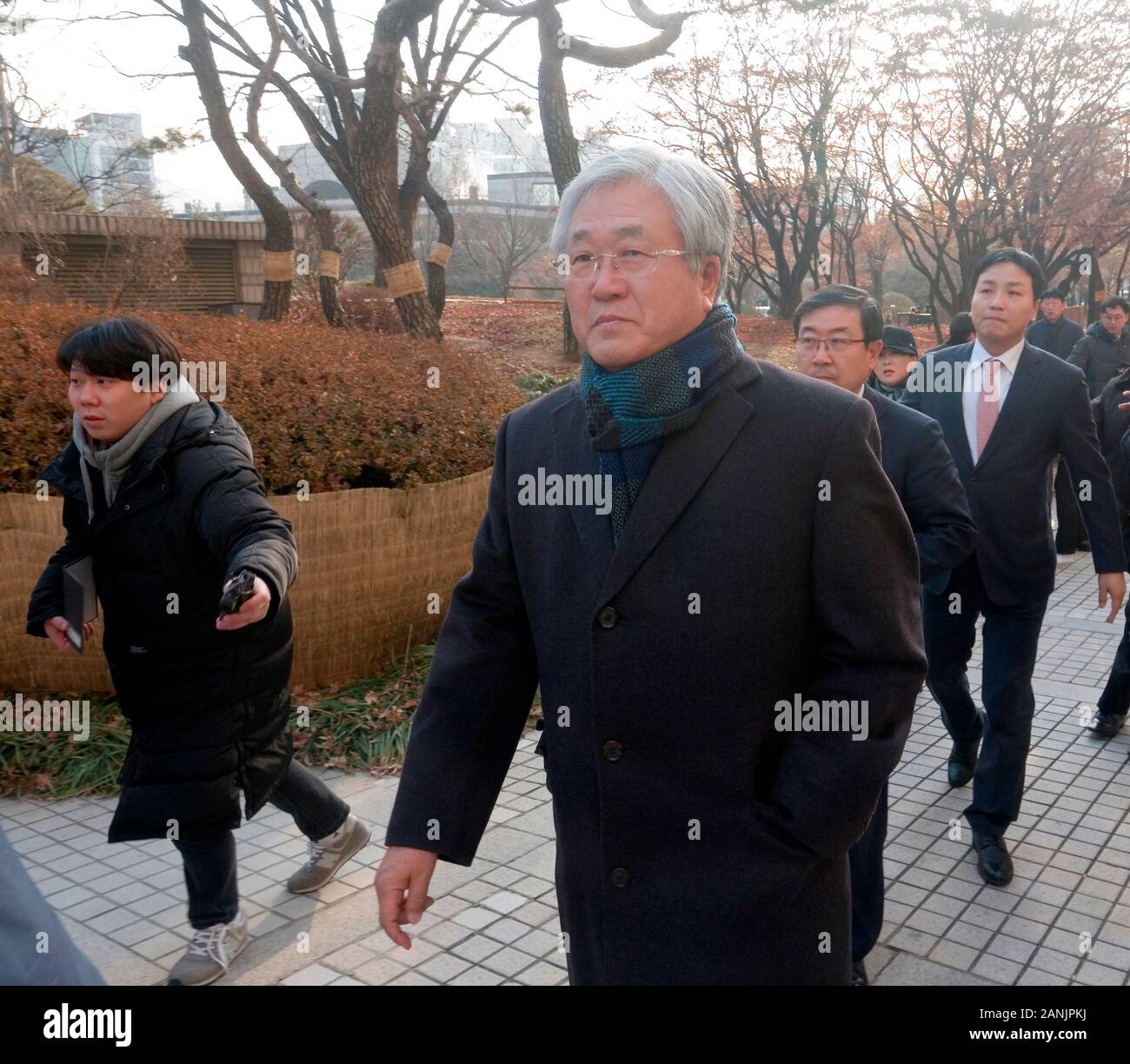 Sang-Jin Park, Jan 17, 2020 : Parc Sang-Jin (avant), ancien président de Samsung Electronics quitte la Haute Cour de Séoul après un procès à Séoul, Corée du Sud. Samsung Electronics Vice président Lee Jae-Yong et anciens dirigeants de le groupe Samsung a assisté à un procès en appel le vendredi après que la Cour suprême a ordonné la cour d'appel en août 2019, de revoir sa prison avec sursis pour Lee Jae-Yong sur la corruption d'un confident de l'ancien président Park Geun-Hye emprisonnés, les médias locaux ont rapporté. Credit : Lee Jae-Won/AFLO/Alamy Live News Banque D'Images