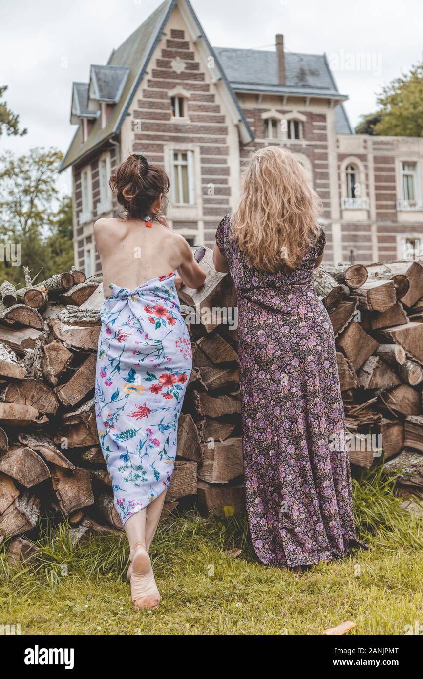 Couple de femmes matures friendly en vacances en regardant un étonnant bâtiment historique à partir d'un tas de bois dans la nature. Banque D'Images