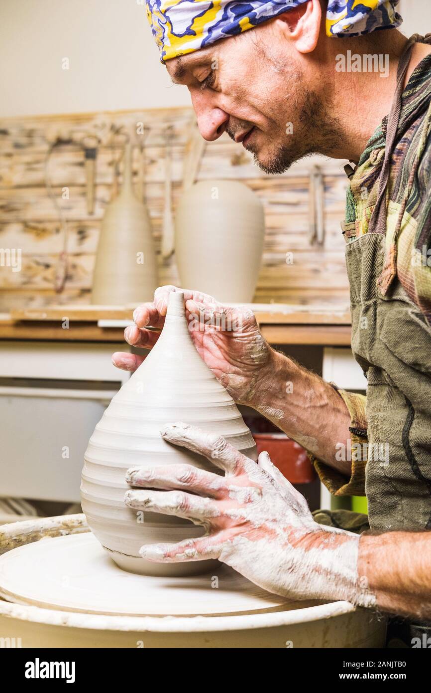 Potter travaillant sur de potier, faisant de nouveau bol à partir de matières premières de l'argile Banque D'Images