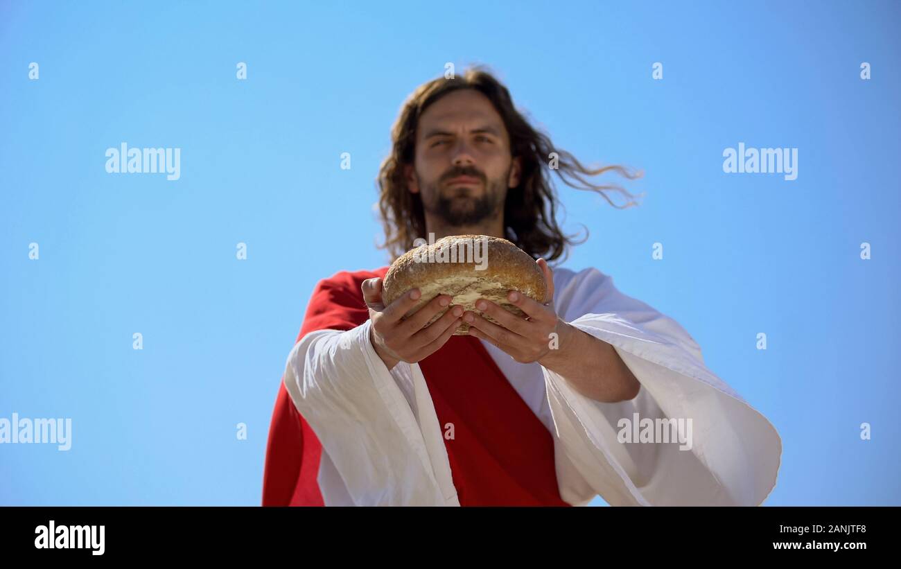 Homme généreux offrant le pain, histoire biblique de donner de la nourriture aux affamés, la charité Banque D'Images