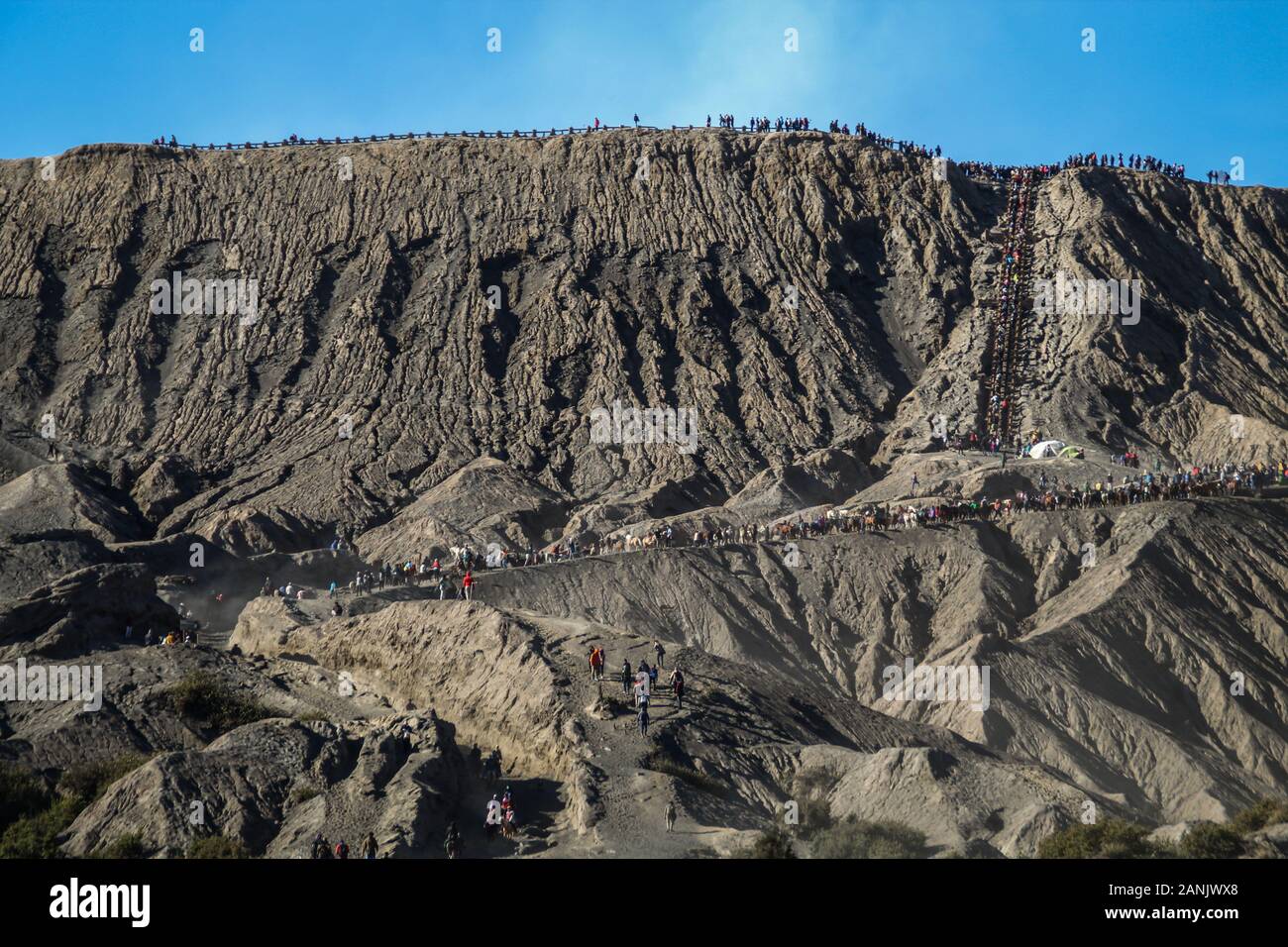 Les gens traversent l''mer' de sable sur le Mont Bromo, Java oriental.Bromo est la plus célèbre montagne à l'Est de Java avec le plus achalandé visites chaque année. Le Mont Bromo a une altitude de 2 392 mètres au-dessus du niveau de la mer et est situé dans quatre régions, à savoir, Probolinggo Pasuruan, Lumajang et Malang Regency. Banque D'Images