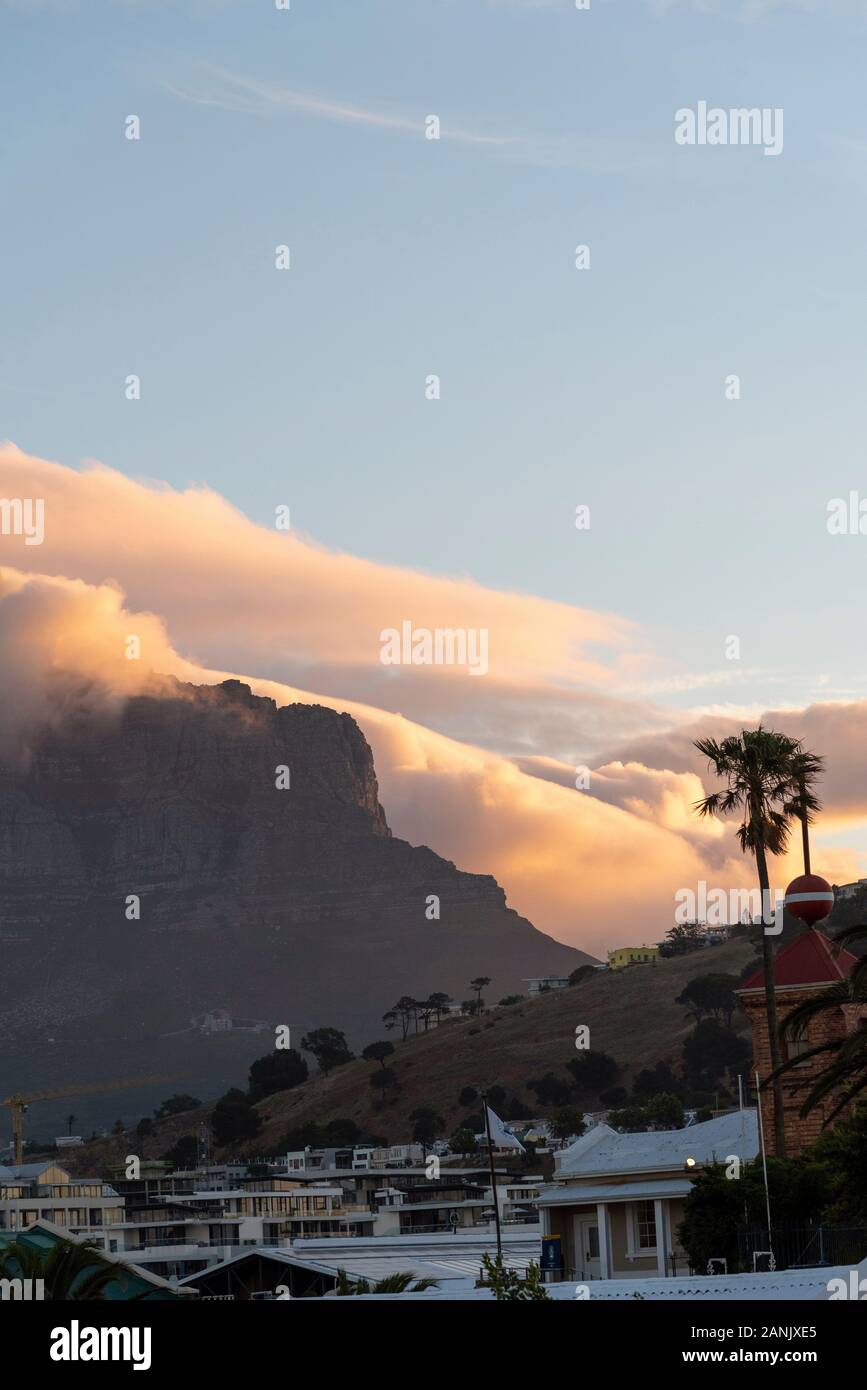 Cape Town, Afrique du Sud. Décembre 2019. Recueillir des nuages sur la Montagne de la table et de la station de téléphérique au coucher du soleil Banque D'Images