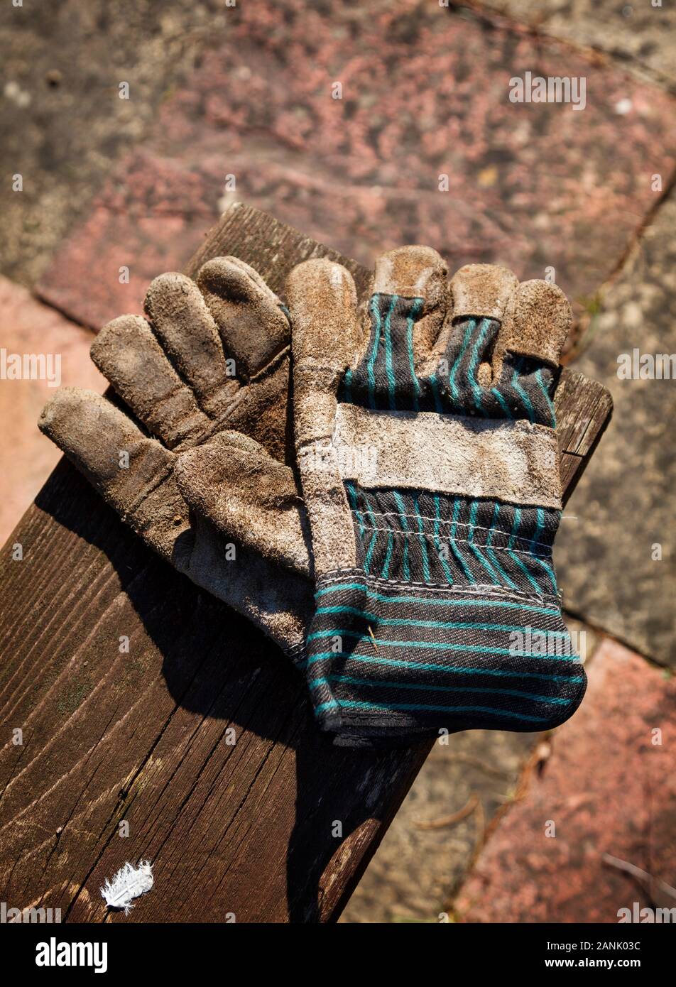 Une paire de gants de travail vieilles et usées tournées à l'extérieur sur  une planche en bois, avec des prix pour l'exemplaire Photo Stock - Alamy