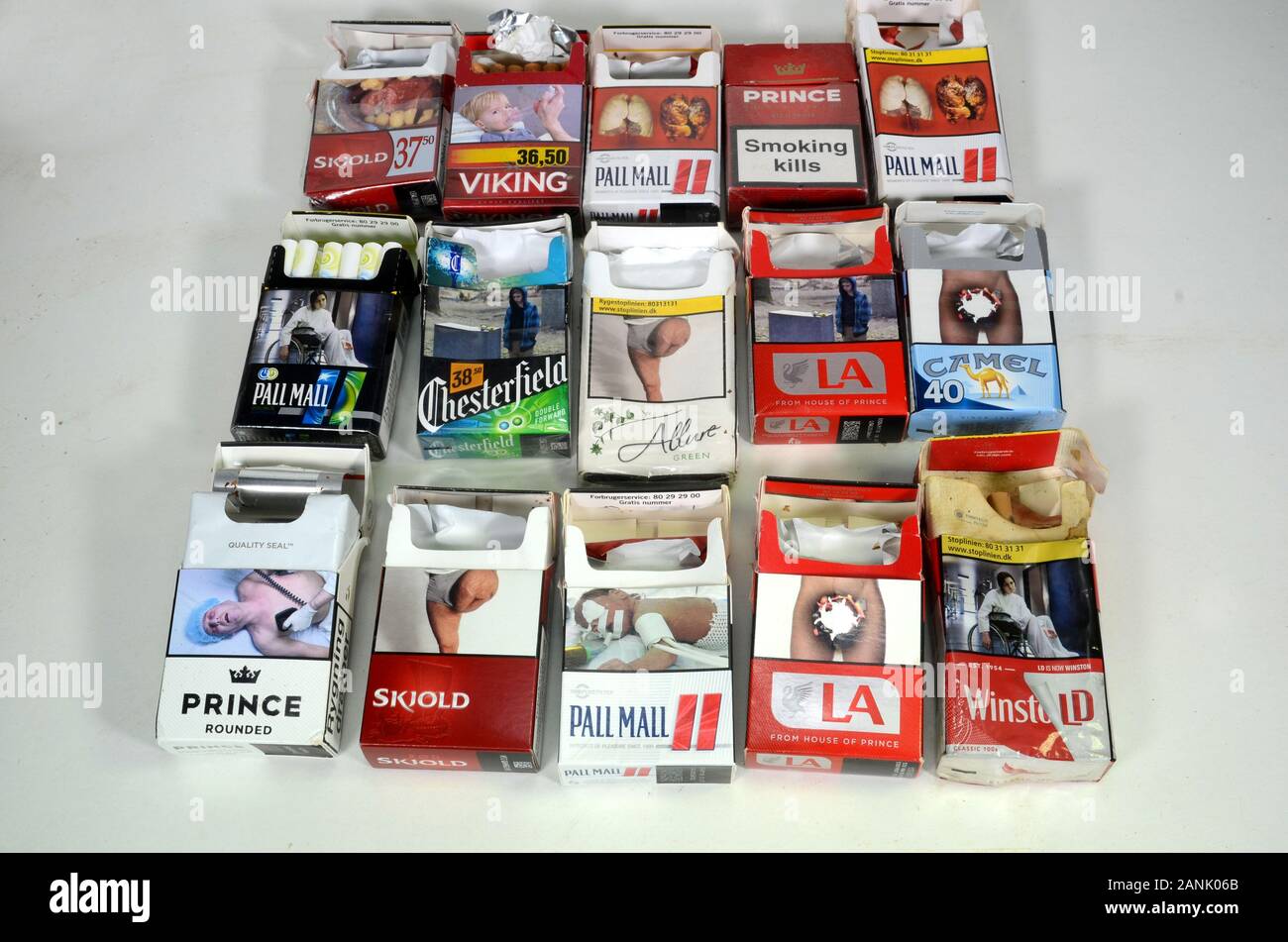Sonderborg, Danemark - 15 janvier 2020 : Entente avec colorrful différents paquets de cigarettes de marque Banque D'Images