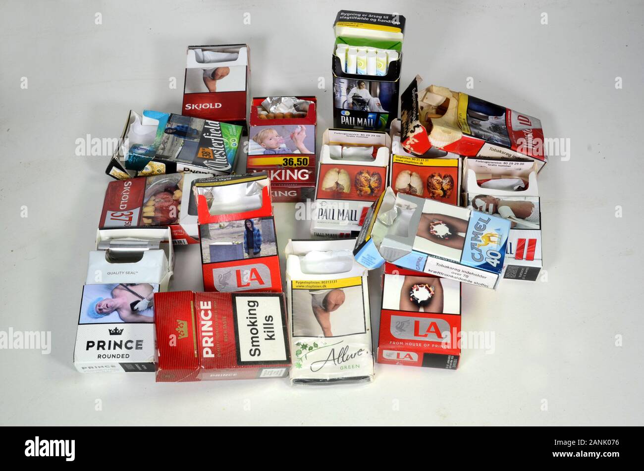 Sonderborg, Danemark - 15 janvier 2020 : Entente avec colorrful différents paquets de cigarettes de marque Banque D'Images