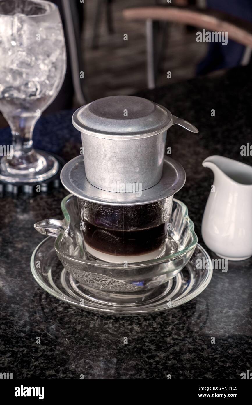 Café vietnamien traditionnel avec du lait concentré dans le close up Banque D'Images