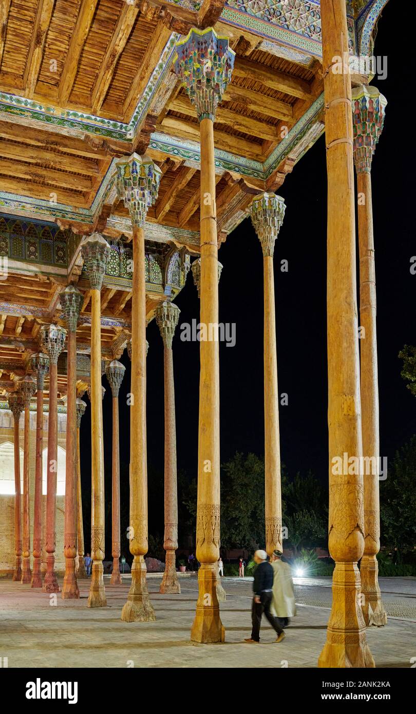Photo de nuit de colonnes lumineuses de Bolo Hovuz ou Mosquée mosquée Bolo Hauz, Boukhara, Ouzbékistan, l'Asie centrale Banque D'Images