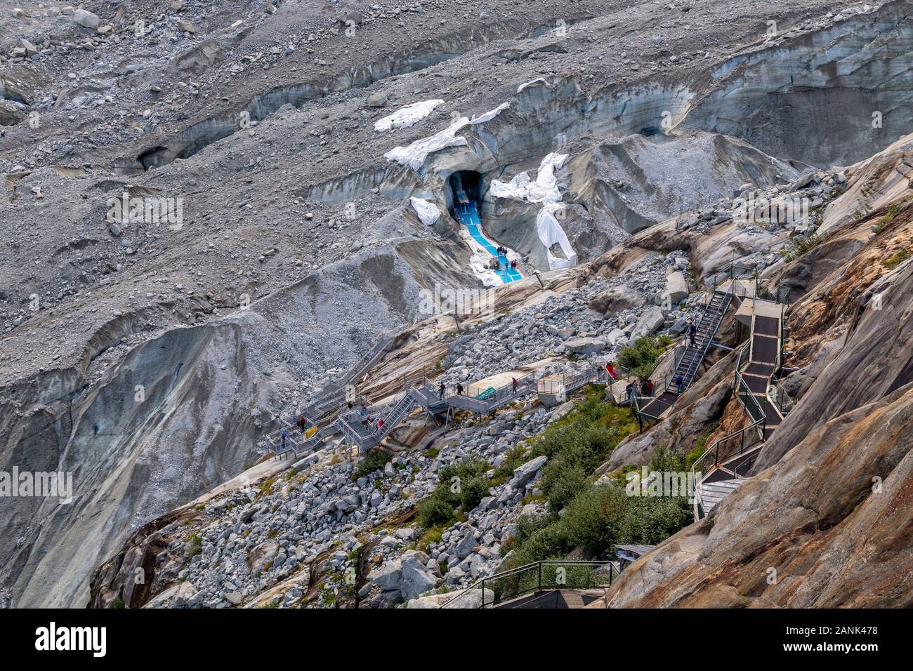 France, Chamonix-Mont Blanc, Haute-Savoie. Escalier menant à la grotte de glace de la Mer de Glace, le long de la route vous pouvez voir le grand dégel du gl Banque D'Images