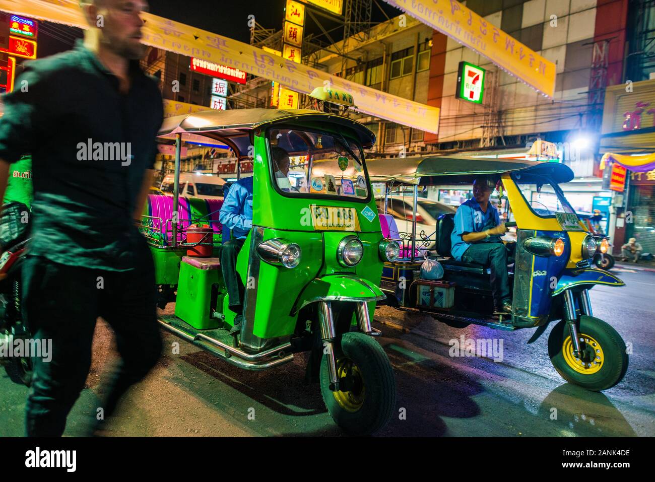 Bangkok/Thaïlande-05December2019 : célébration nocturne de l'anniversaire du roi sur la route de Yaowarat avec des bannières accrochées sur la rue et le tuktuk vert Banque D'Images