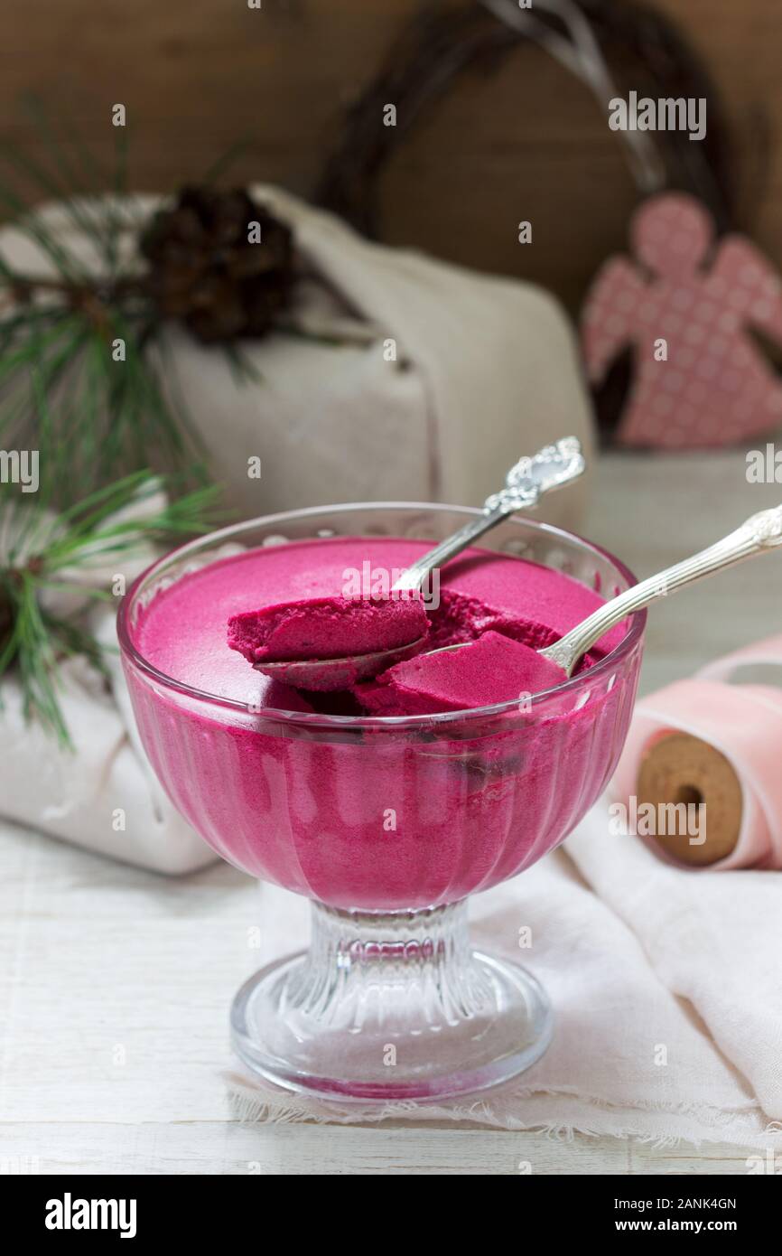 Cassis, mousse orange et crème dans un bol en verre. Style rustique. Banque D'Images