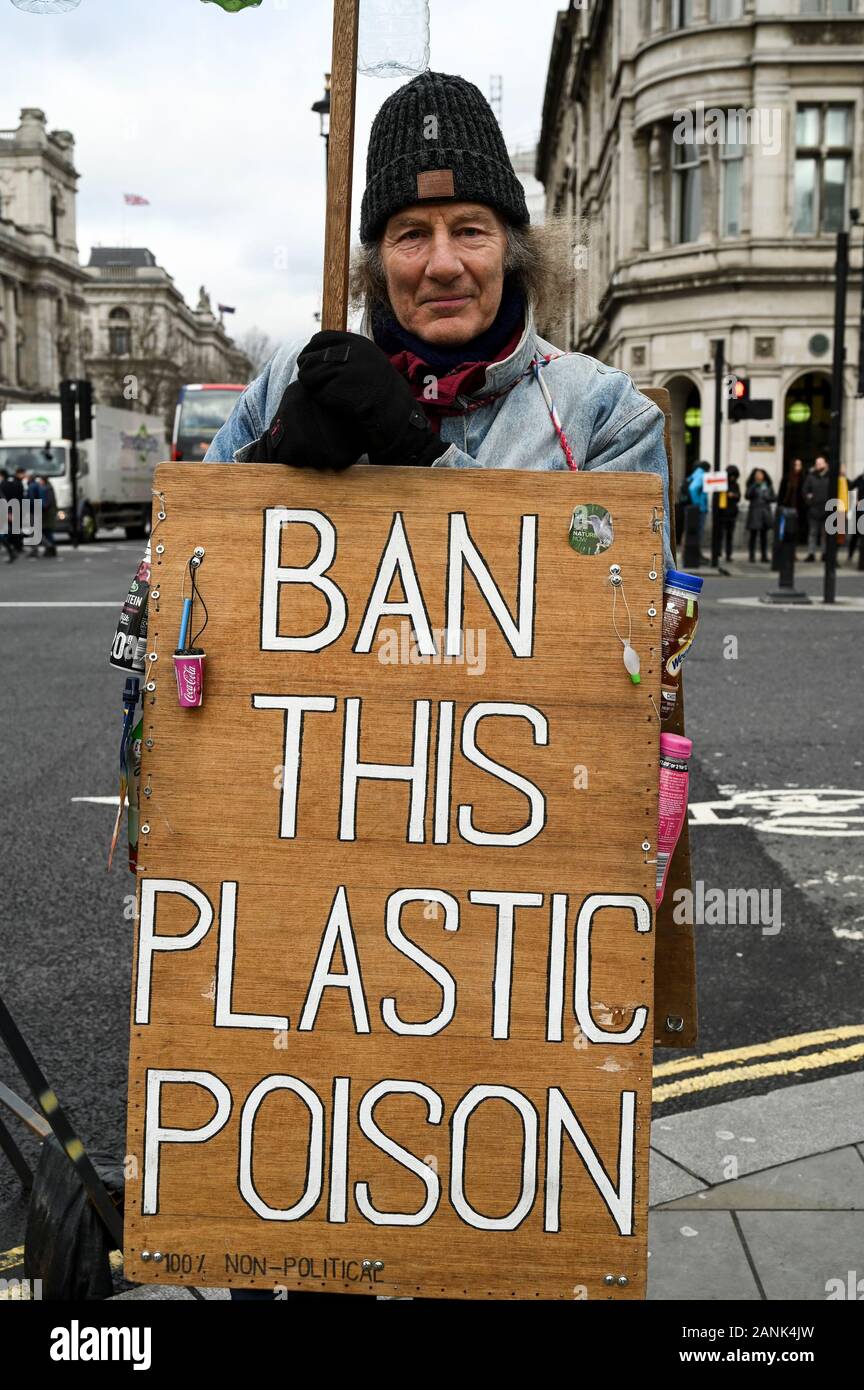 Militante environnementale militant contre la pollution plastique par les pancartes « Bash Plastic Trash » et « Ban this Plastic Poison ». Banque D'Images