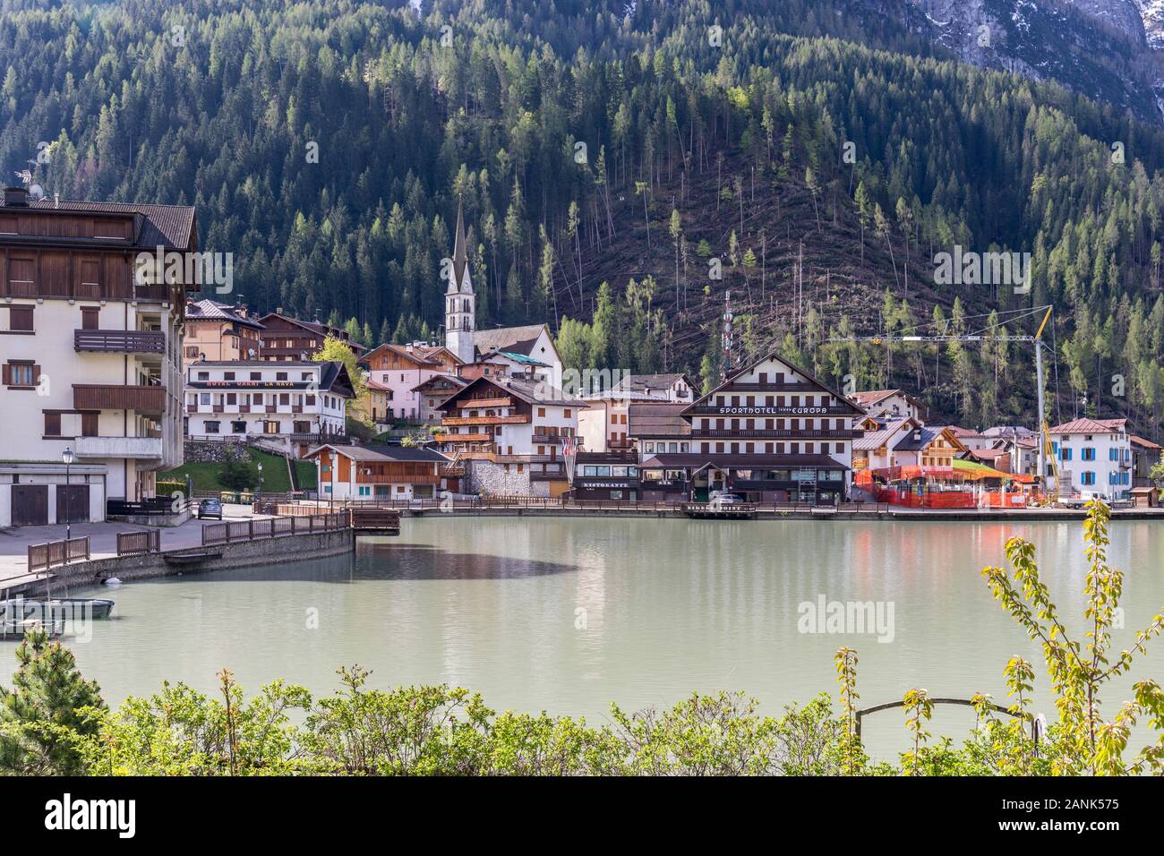 Le lac d'Alleghe et ville, Dolomites, Italie Banque D'Images