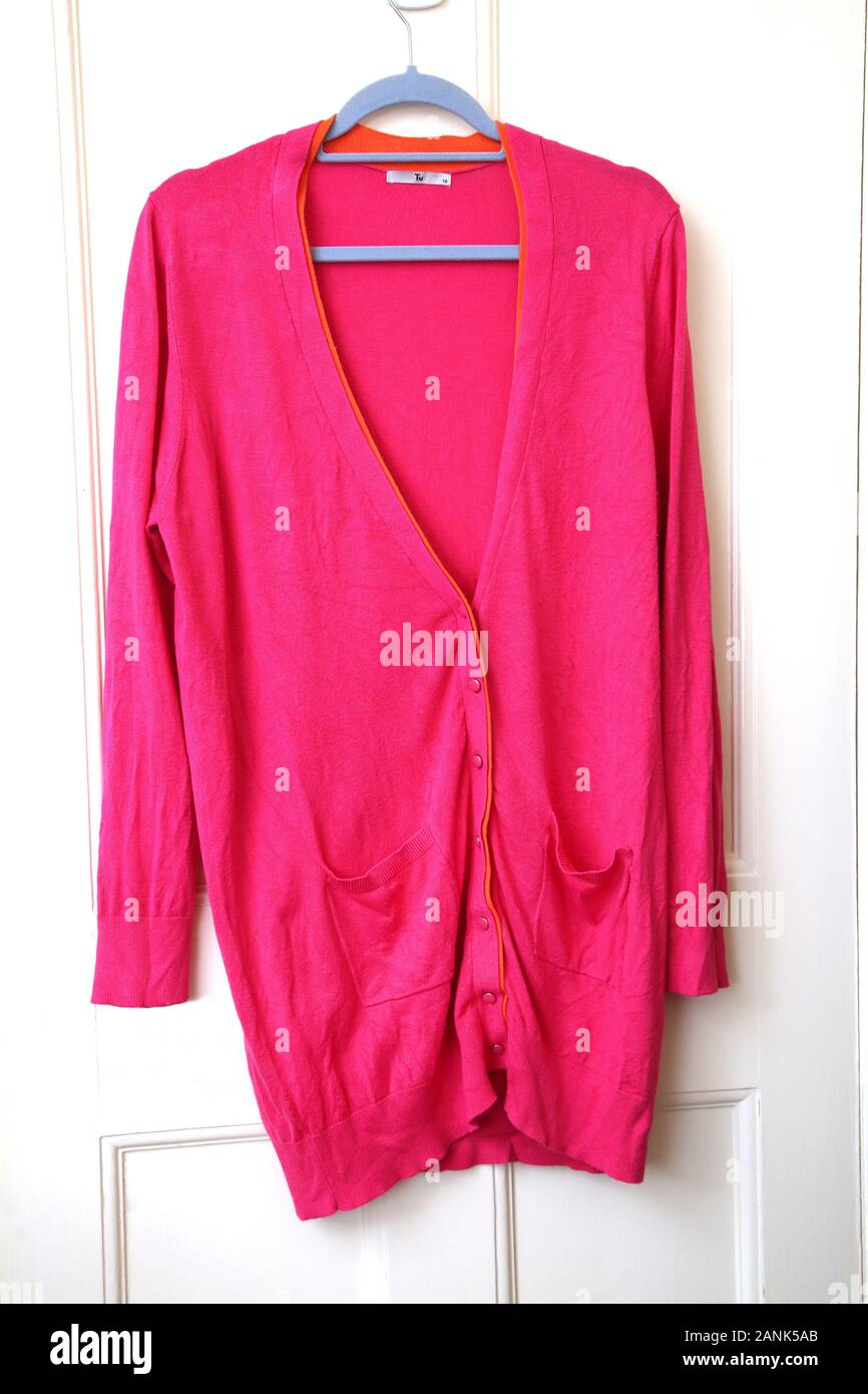 Le bouton de V-Cou long Cardigan Rose Banque D'Images