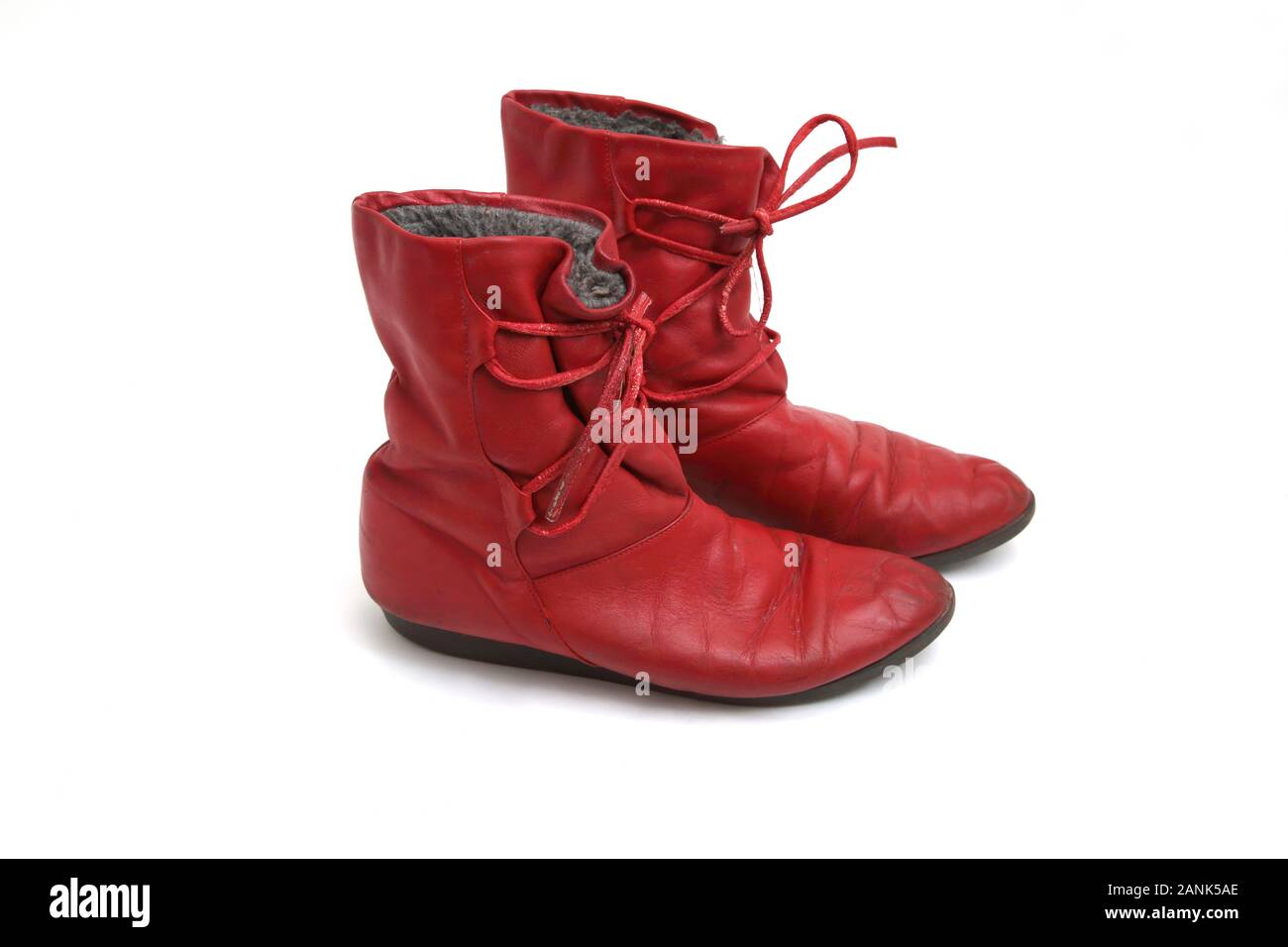 Une paire de bottines en cuir rouge avec doublure chaude Banque D'Images