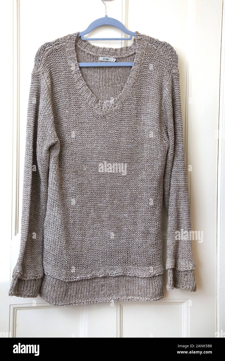 Brun clair à col en V en laine tricoté avec large volant à l'ourlet Banque D'Images