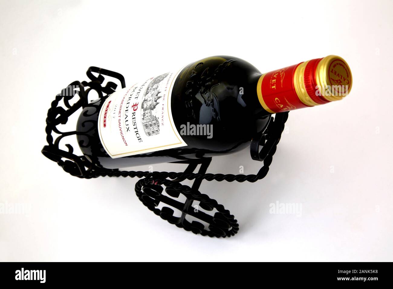 Porte-bouteille de vin en fonte et une bouteille de Cabernet Sauvignon Prestige Bordeaux Calvet Banque D'Images