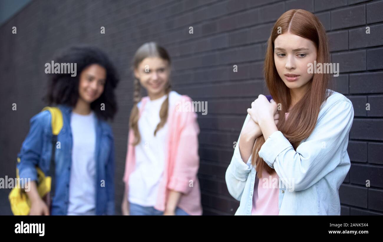 Rousse contrariée camarade près de commérer les étudiants du collégial, le traumatisme psychologique Banque D'Images