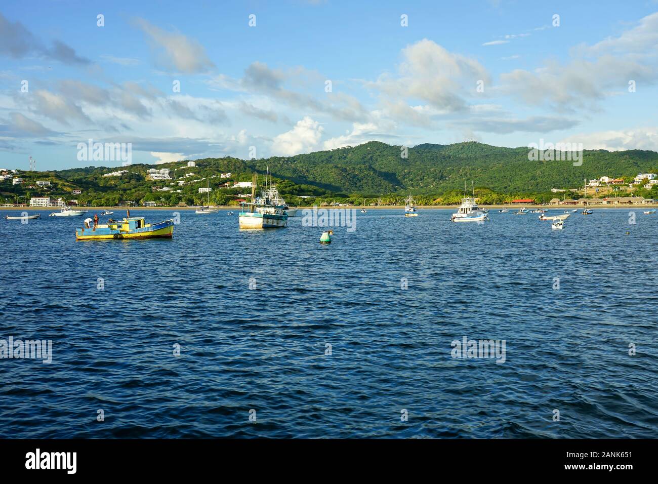 Port et Marina de San Juan Del Sur, Nicaragua, avec des bateaux et la statue du Christ de la miséricorde, avec resorts et locations de propriétés et logements. Banque D'Images