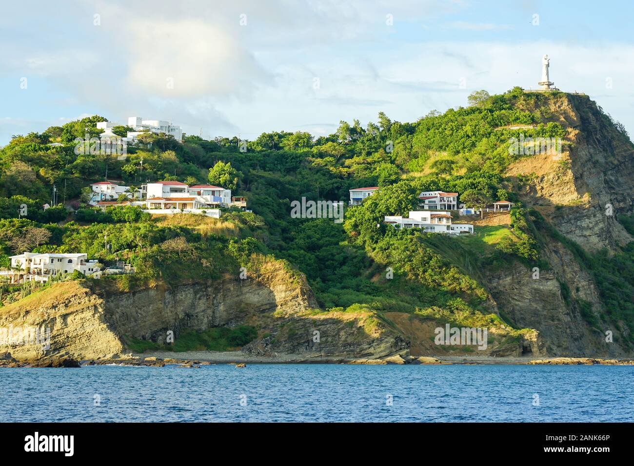 Port et Marina de San Juan Del Sur, Nicaragua, avec des bateaux et la statue du Christ de la miséricorde, avec resorts et locations de propriétés et logements. Banque D'Images