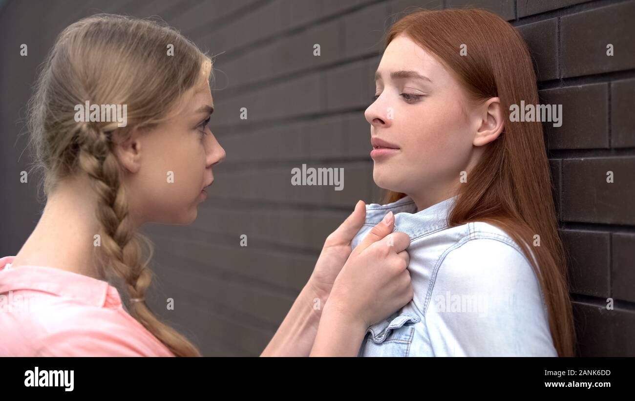 Étudiante en danger peur poussant par les pairs de la pression psychologique, mur Banque D'Images