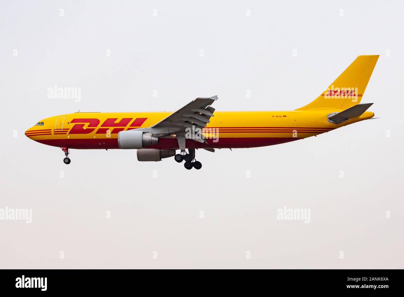 Francfort / ALLEMAGNE - 7 décembre 2012 : DHL Aviation Airbus A300 D-AEAL de cargo à l'atterrissage à l'aéroport de Francfort Banque D'Images