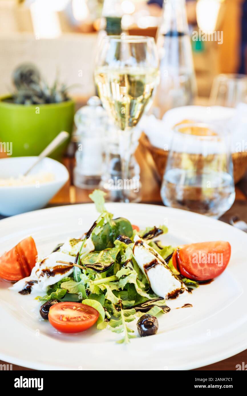 Salade Caprese à la table. Restaurant italien à l'extérieur Terrasse. Concept de l'été repas authentique. La verticale Banque D'Images