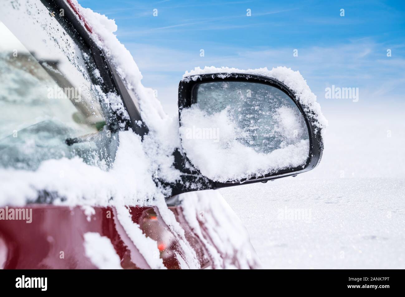Miroir de voiture couverte de neige après les chutes de neige Banque D'Images