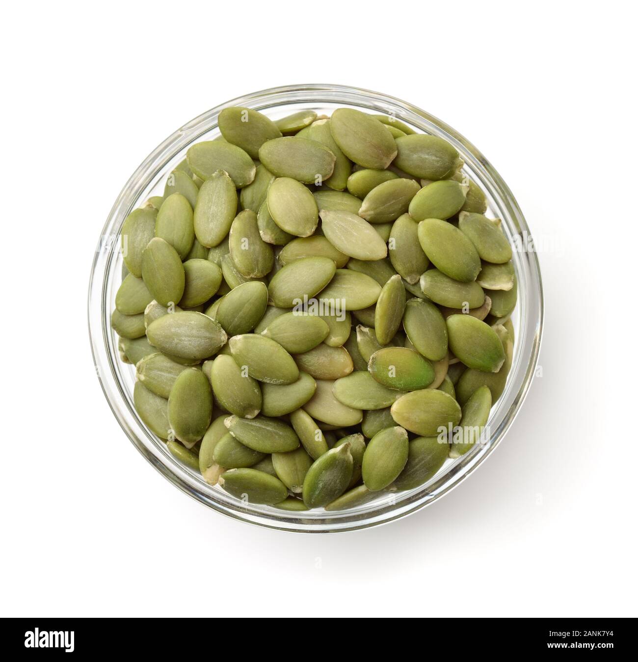 Vue de dessus les graines de citrouille dans bol en verre isolated on white Banque D'Images