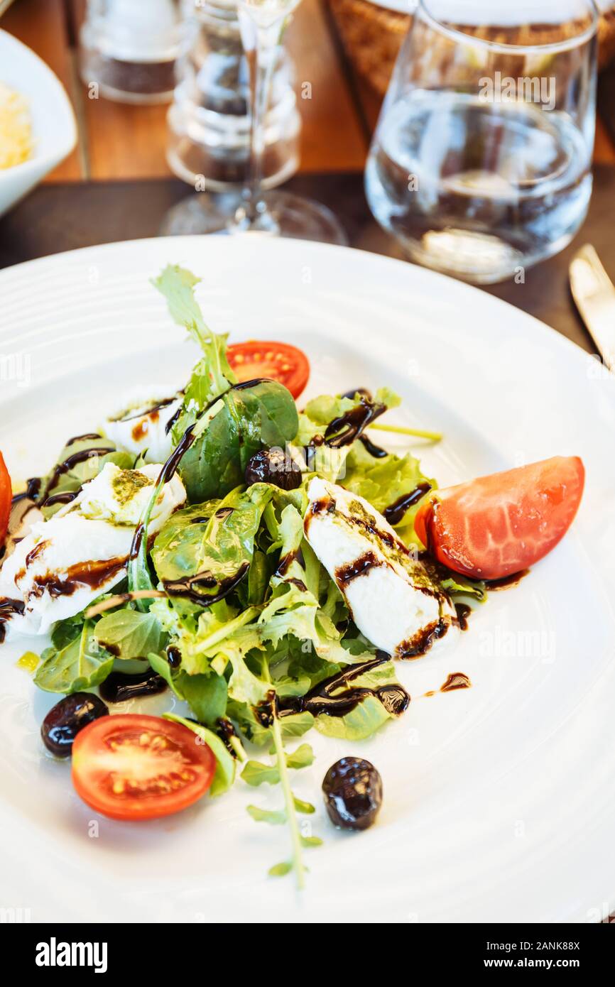 Salade Caprese à la table. Restaurant italien à l'extérieur Terrasse. Concept de l'été repas authentique. La verticale Banque D'Images