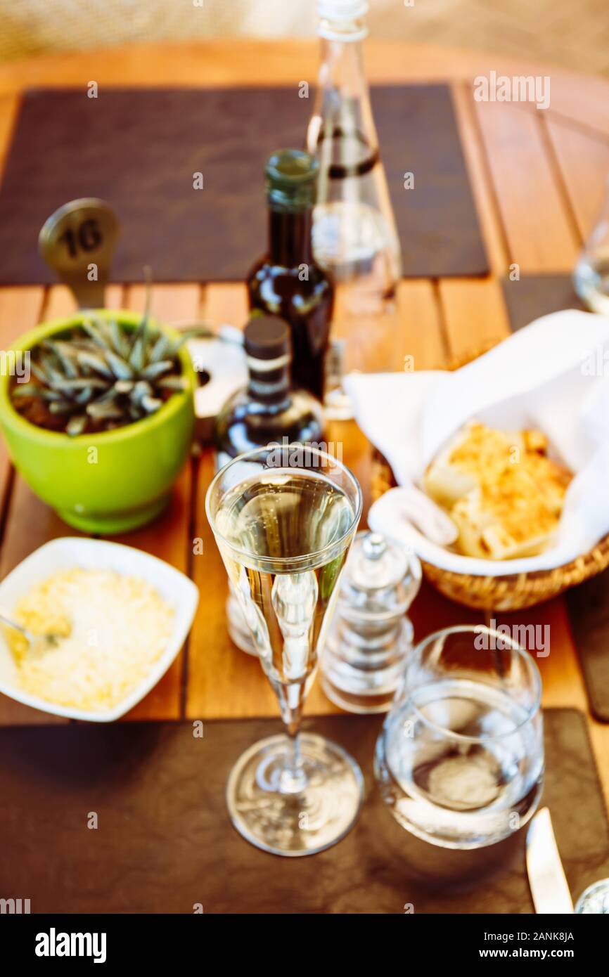 L'eau et le vin à la table. Restaurant italien à l'extérieur Terrasse. Concept de l'été repas authentique. La verticale Banque D'Images