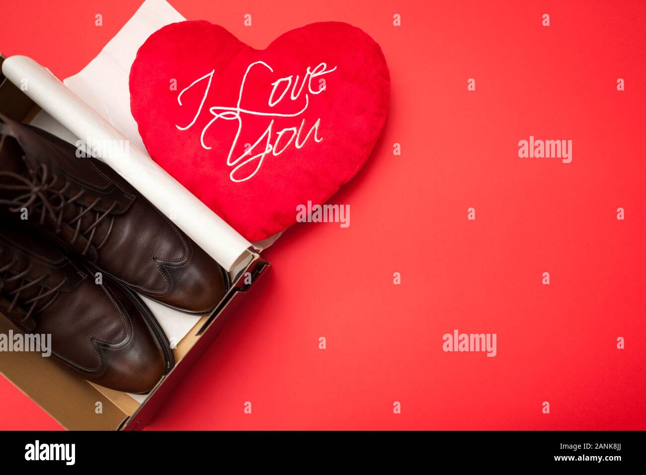 Chaussures Bottes à la case pour la Saint-Valentin comme présent pour  l'homme avec coeur rouge je t'aime. Mode d'hiver des hommes. Chaussures  Photo Stock - Alamy