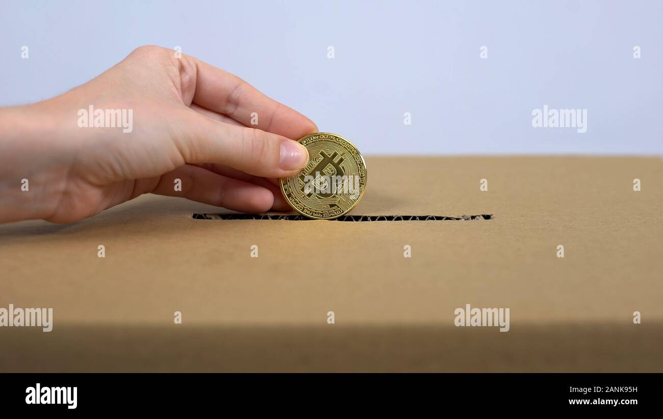 Mettre la main dans la boîte en carton, bitcoin service de don en ligne, paiement  internet Photo Stock - Alamy