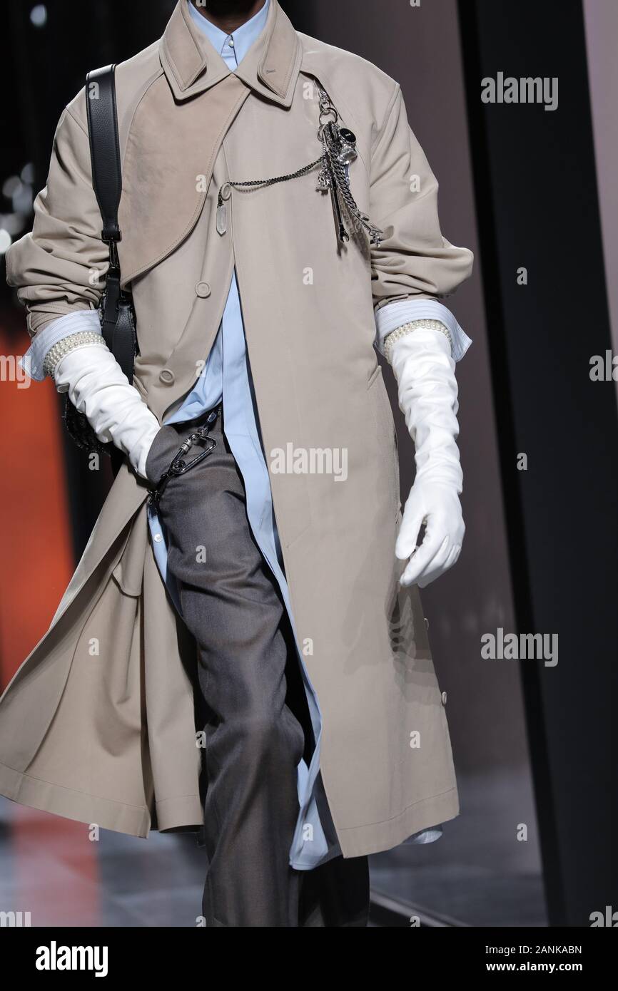 Paris, France. 17 Jan, 2020. Un modèle tient à la passerelle pendant l'exposé de Dior Homme dans le cadre de la collection Automne-Hiver 2020-2021 collections de mode à Paris le vendredi 17 janvier 2020. Photo par Eco Clement/UPI UPI : Crédit/Alamy Live News Banque D'Images