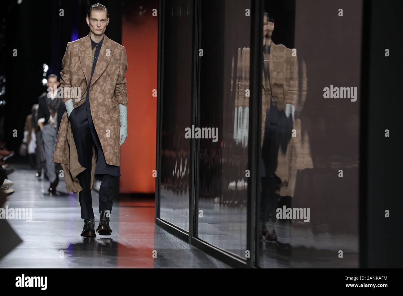 Paris, France. 17 Jan, 2020. Un modèle tient à la passerelle pendant l'exposé de Dior Homme dans le cadre de la collection Automne-Hiver 2020-2021 collections de mode à Paris le vendredi 17 janvier 2020. Photo par Eco Clement/UPI UPI : Crédit/Alamy Live News Banque D'Images