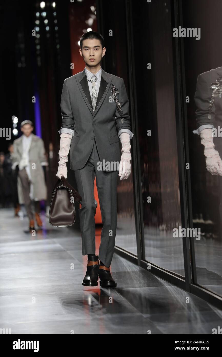 Paris, France. 17 Jan, 2020. Un modèle tient à la passerelle pendant l'exposé de Dior Homme dans le cadre de la collection Automne-Hiver 2020-2021 collections de mode à Paris le vendredi 17 janvier 2020. Photo par Eco Clement/UPI UPI : Crédit/Alamy Live News Banque D'Images