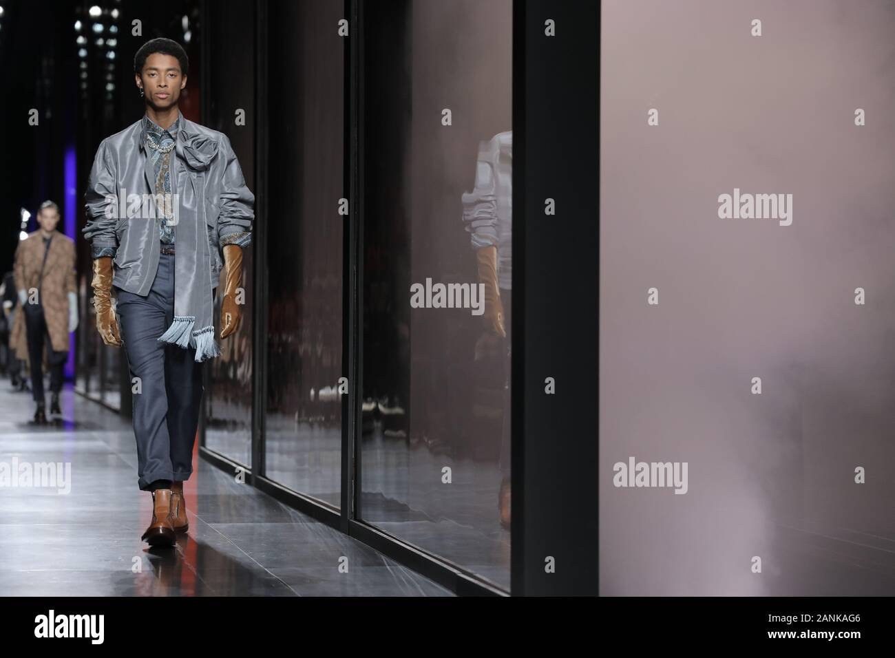 Paris, France. 17 Jan, 2020. Un modèle tient à la passerelle pendant l'exposé de Dior Homme dans le cadre de la collection Automne-Hiver 2020-2021 collections de mode à Paris le vendredi 17 janvier 2020. Photo par Eco Clement/UPI UPI : Crédit/Alamy Live News Banque D'Images
