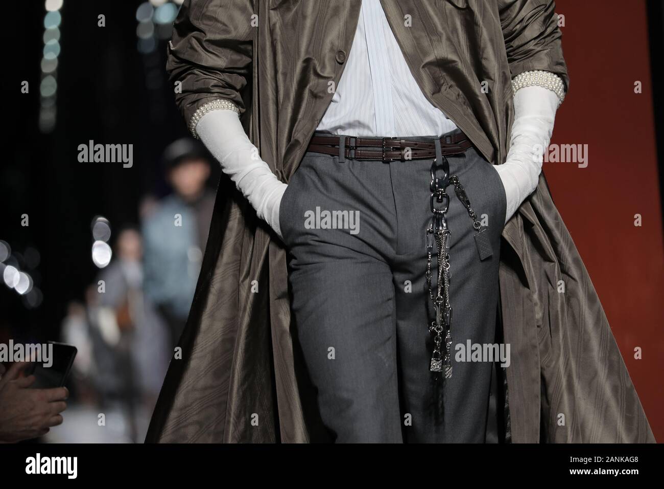 Paris, France. 17 Jan, 2020. Un modèle tient à la passerelle pendant l'exposé de Dior Homme dans le cadre de la collection Automne-Hiver 2020-2021 collections de mode à Paris le vendredi 17 janvier 2020. Photo par Eco Clement/UPI UPI : Crédit/Alamy Live News Banque D'Images