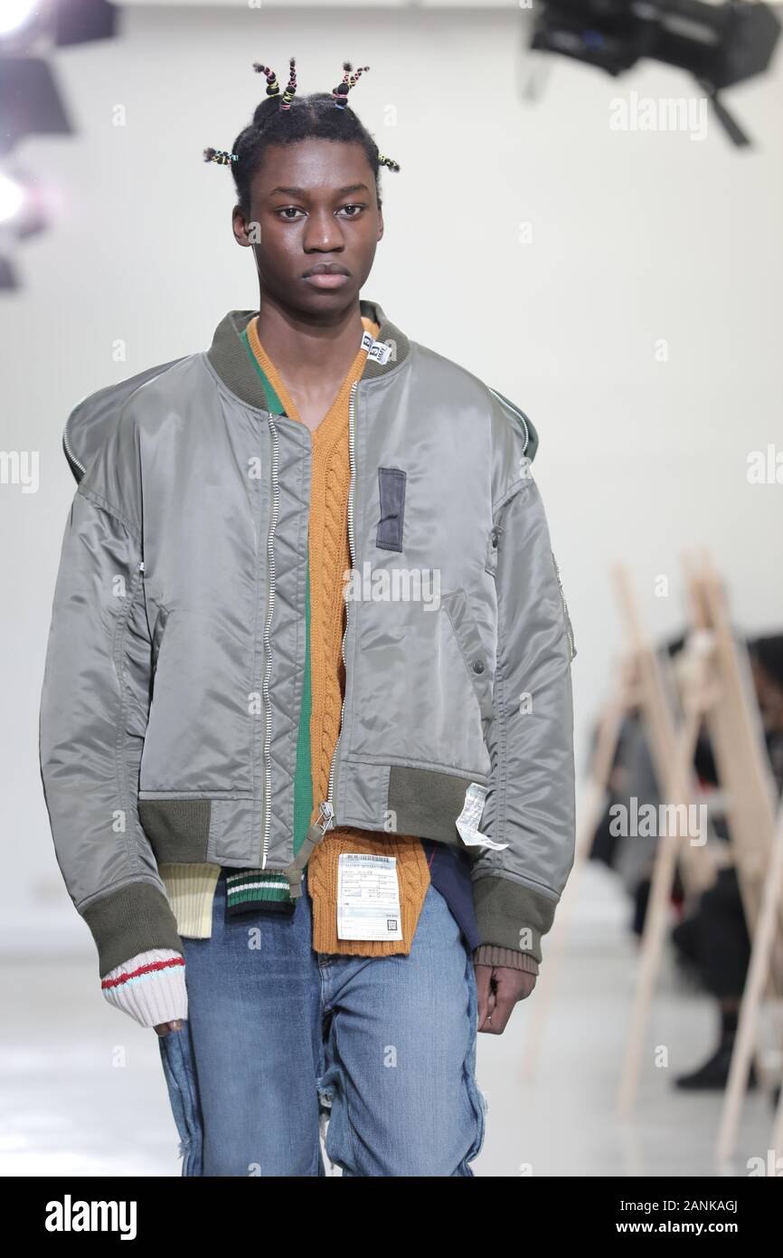 Paris, France. 17 Jan, 2020. Un modèle tient à la passerelle pendant l'exposé de Maison Yasuhiro Mihara dans le cadre de la collection Automne-Hiver 2020-2021 collections de mode à Paris le vendredi 17 janvier 2020. Photo par Eco Clement/UPI UPI : Crédit/Alamy Live News Banque D'Images