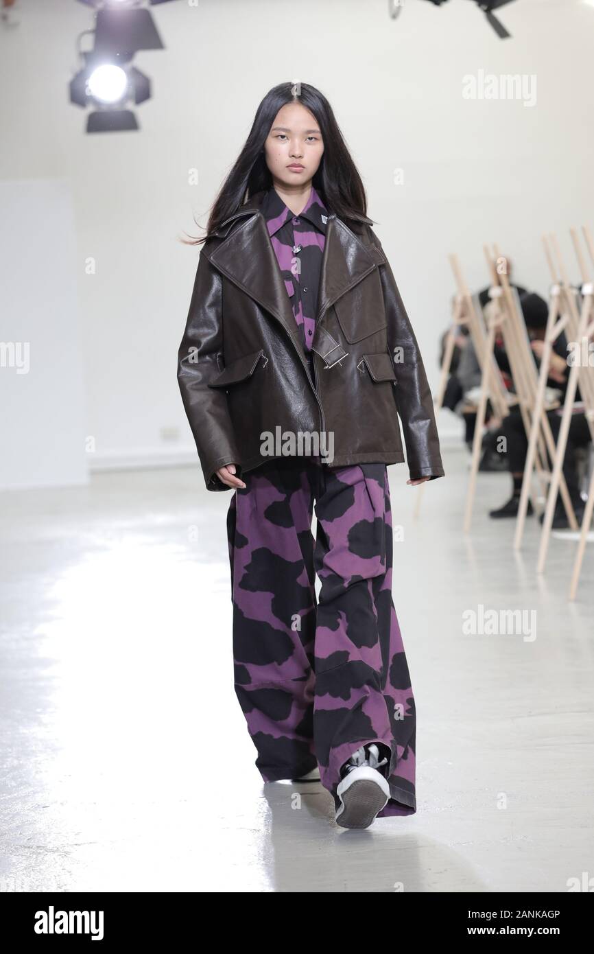 Paris, France. 17 Jan, 2020. Un modèle tient à la passerelle pendant l'exposé de Maison Yasuhiro Mihara dans le cadre de la collection Automne-Hiver 2020-2021 collections de mode à Paris le vendredi 17 janvier 2020. Photo par Eco Clement/UPI UPI : Crédit/Alamy Live News Banque D'Images