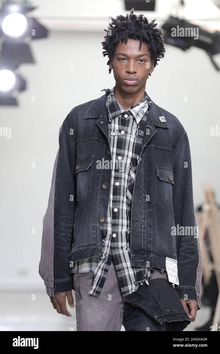 Paris, France. 17 Jan, 2020. Un modèle tient à la passerelle pendant l'exposé de Maison Yasuhiro Mihara dans le cadre de la collection Automne-Hiver 2020-2021 collections de mode à Paris le vendredi 17 janvier 2020. Photo par Eco Clement/UPI UPI : Crédit/Alamy Live News Banque D'Images