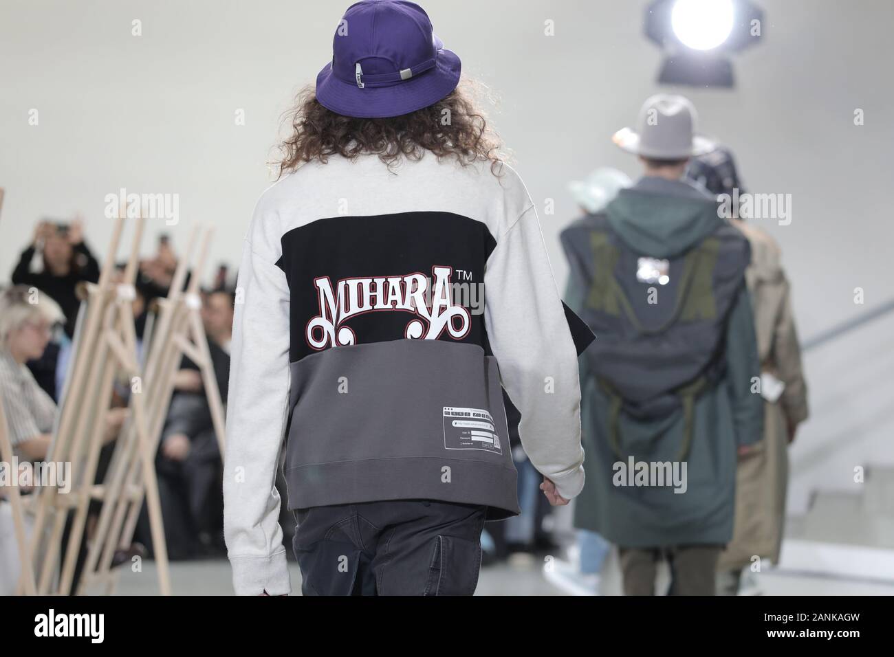 Paris, France. 17 Jan, 2020. Un modèle tient à la passerelle pendant l'exposé de Maison Yasuhiro Mihara dans le cadre de la collection Automne-Hiver 2020-2021 collections de mode à Paris le vendredi 17 janvier 2020. Photo par Eco Clement/UPI UPI : Crédit/Alamy Live News Banque D'Images