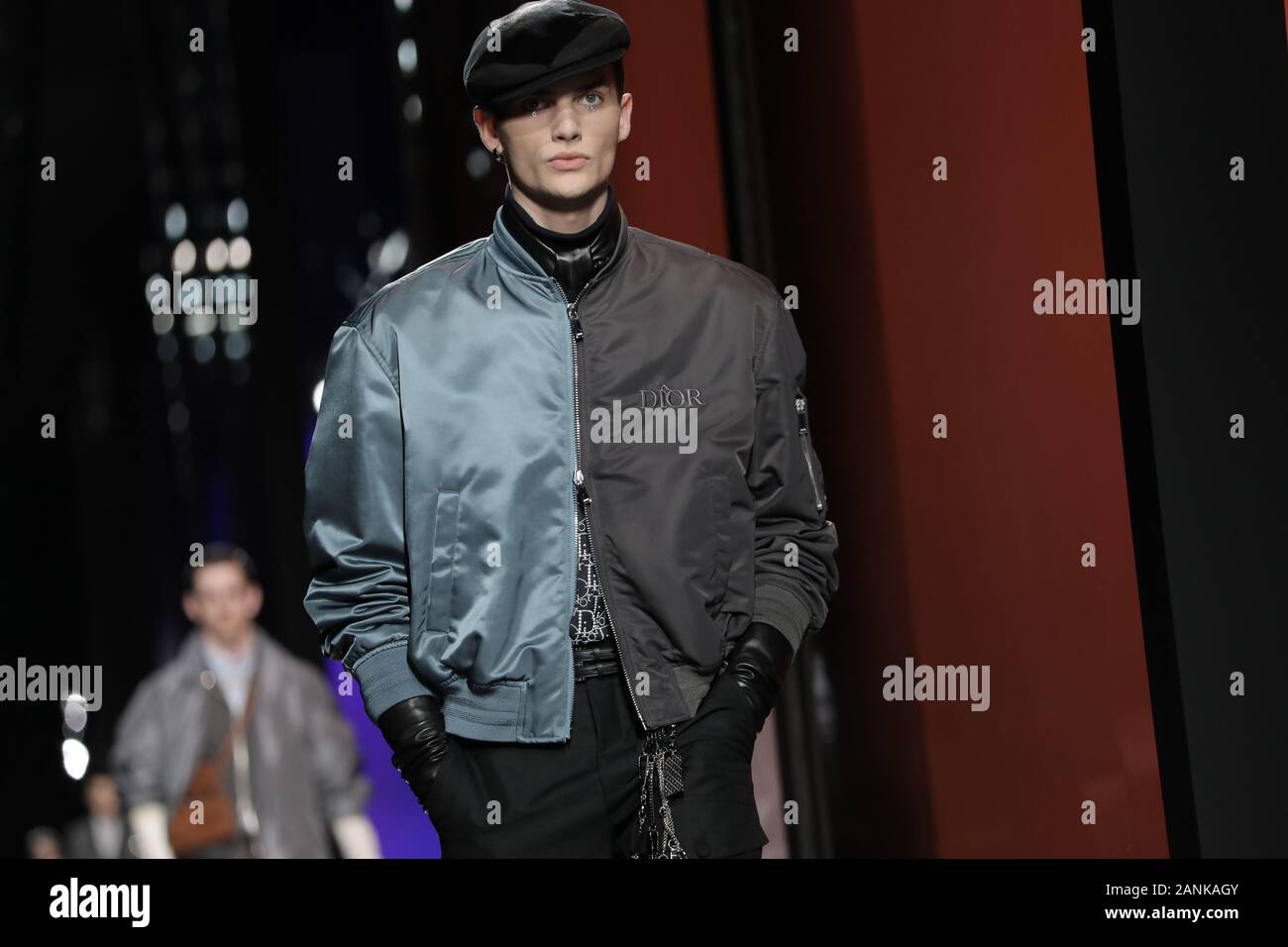 Paris, France. 17 Jan, 2020. Un modèle tient à la passerelle pendant l'exposé de Dior Homme dans le cadre de la collection Automne-Hiver 2020-2021 collections de mode à Paris le vendredi 17 janvier 2020. Photo par Eco Clement/UPI UPI : Crédit/Alamy Live News Banque D'Images